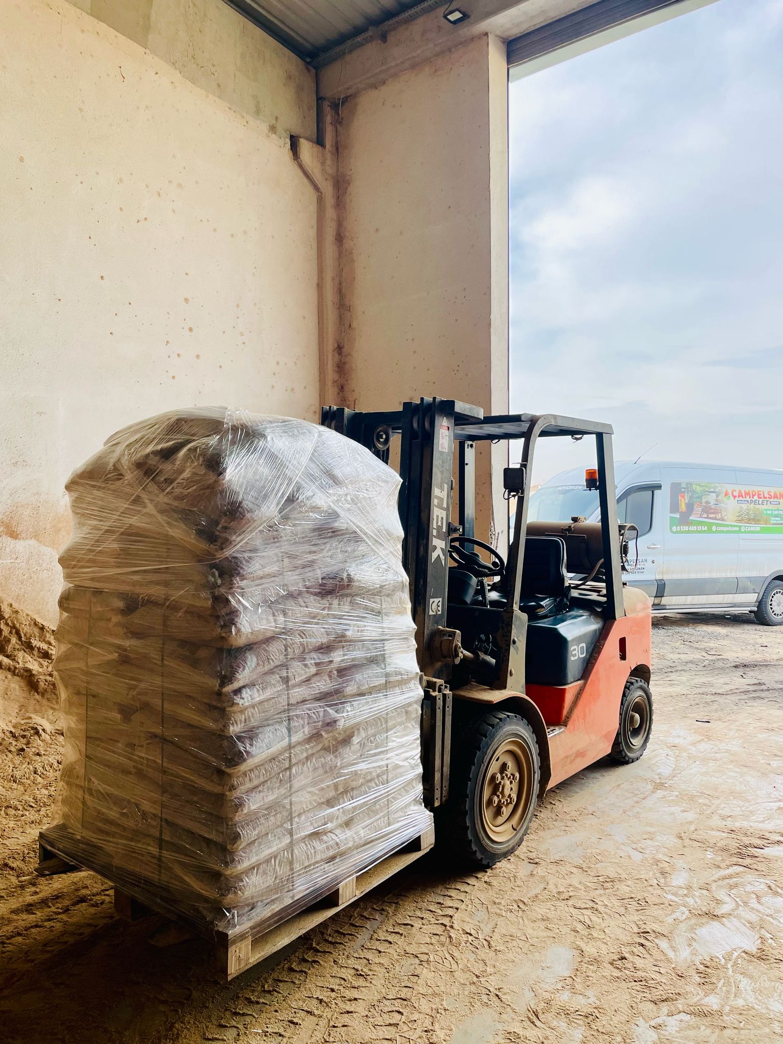 ÇAMPELSAN forklift ile palet taşıma — teslimat hazırlığı